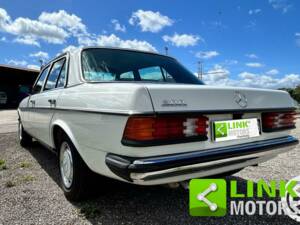 Imagen 6/10 de Mercedes-Benz 200 (1981)