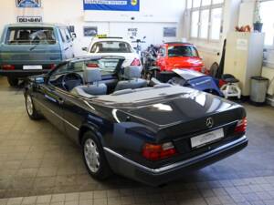 Image 20/42 de Mercedes-Benz 300 CE-24 (1993)