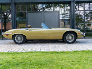 Image 2/31 of Jaguar E-Type V12 (1973)