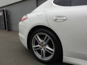 Image 24/98 of Porsche Panamera S (2010)