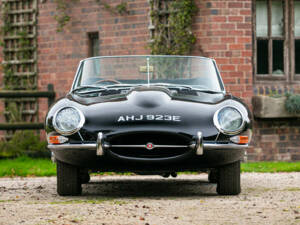 Image 6/50 de Jaguar E-Type (1967)