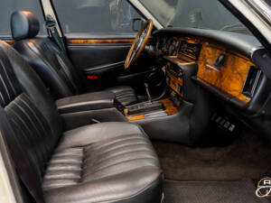 Image 12/22 of Jaguar XJ 12 (1986)