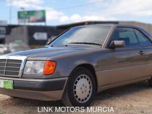 Immagine 1/10 di Mercedes-Benz 300 CE (1991)