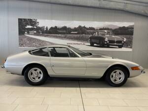 Image 6/22 of Ferrari 365 GTB&#x2F;4 Daytona (1973)