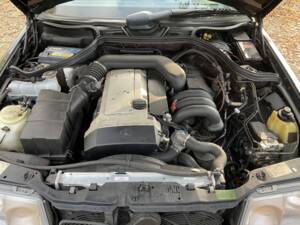 Image 96/149 of Mercedes-Benz 320 TE (1993)