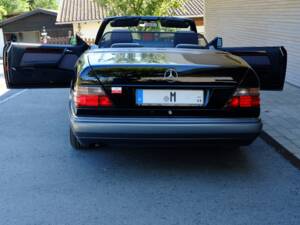 Imagen 152/171 de Mercedes-Benz E 220 (1994)