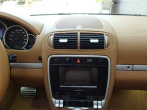 Image 51/98 of Porsche Cayenne GTS (2008)