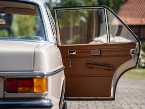 Image 38/45 de Mercedes-Benz 220 (1969)