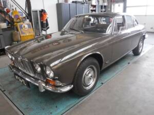 Image 32/50 of Jaguar XJ 6 2.8 (1972)