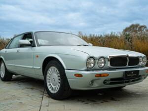 Bild 10/50 von Jaguar XJ 8 Sovereign (1997)