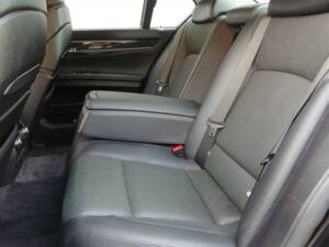 Bild 69/95 von BMW 750i (2009)