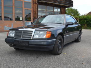 Image 2/25 de Mercedes-Benz 300 CE (1989)