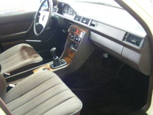 Image 11/52 of Mercedes-Benz 250 TD (1988)