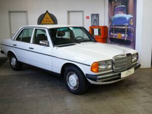 Image 2/46 de Mercedes-Benz 300 D (1984)