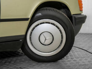 Image 44/50 de Mercedes-Benz 190 E (1986)