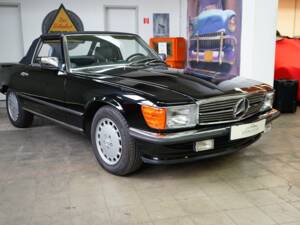 Immagine 1/22 di Mercedes-Benz 560 SL (1987)