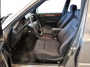 Image 9/25 of Mercedes-Benz 200 E (1992)