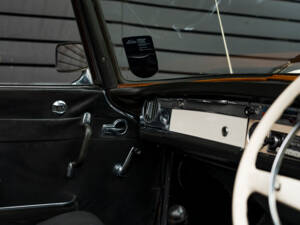 Image 25/52 of Mercedes-Benz 230 SL (1964)