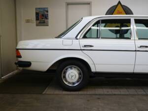 Image 31/33 de Mercedes-Benz 300 D (1984)