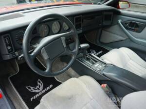 Bild 44/66 von Pontiac Firebird TransAm (1989)