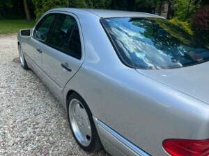 Bild 4/5 von Mercedes-Benz E 55 AMG (1998)