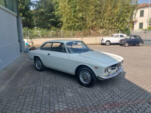 Image 6/21 of Alfa Romeo Giulia GT 1300 Junior (1970)