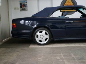 Image 30/33 of Mercedes-Benz 300 CE-24 (1993)