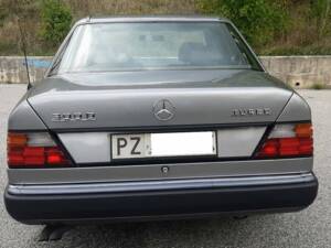 Image 4/4 de Mercedes-Benz 300 D Turbo 4MATIC (1989)