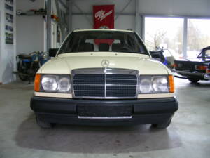 Afbeelding 2/52 van Mercedes-Benz 250 TD (1988)