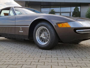 Image 4/26 of Ferrari 365 GTB&#x2F;4 Daytona (1970)