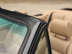 Image 32/83 de BMW 325i (1990)