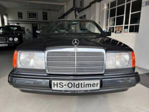 Image 1/28 de Mercedes-Benz 300 CE-24 (1993)