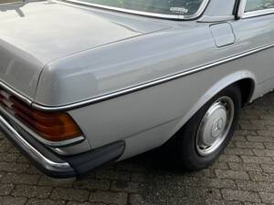 Image 45/51 of Mercedes-Benz 300 D lang (1985)