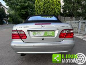 Image 7/10 of Mercedes-Benz CLK 320 (2000)