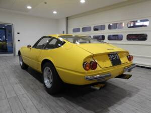 Image 2/15 of Ferrari 365 GTB&#x2F;4 Daytona (1974)