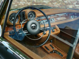 Image 45/50 of Mercedes-Benz 280 SE 3,5 (1971)
