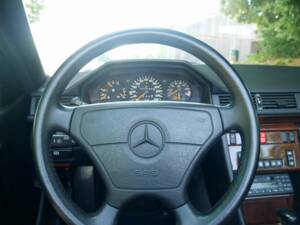 Image 22/50 de Mercedes-Benz 320 CE (1994)