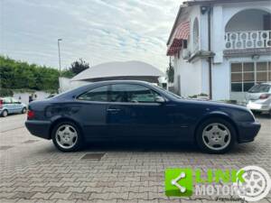 Image 2/10 de Mercedes-Benz CLK 200 Kompressor (2000)