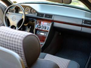 Imagen 151/171 de Mercedes-Benz E 220 (1994)