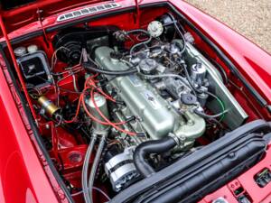 Image 5/40 of MG MGC GT (1968)