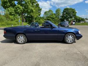 Image 8/31 of Mercedes-Benz E 220 (1994)