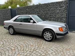 Imagen 1/100 de Mercedes-Benz 300 CE (1992)