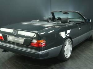 Image 2/30 de Mercedes-Benz 300 CE-24 (1993)