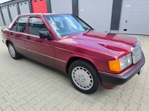 Imagen 31/69 de Mercedes-Benz 190 E 1.8 (1991)