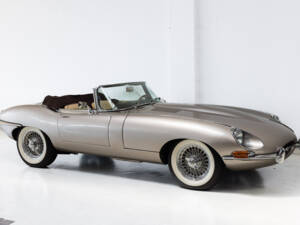 Image 3/37 de Jaguar E-Type (1968)