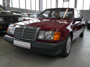 Image 25/42 of Mercedes-Benz 200 D (1987)