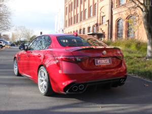 Image 6/19 of Alfa Romeo Giulia Quadrifoglio (2016)