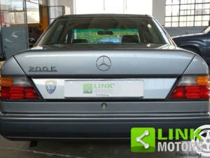 Image 5/10 de Mercedes-Benz 200 E (1989)