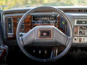 Image 22/38 de Cadillac Brougham Elegance (1988)