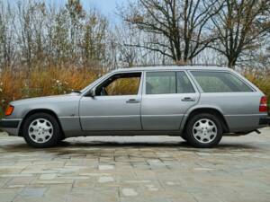 Afbeelding 4/50 van Mercedes-Benz 200 TE (1992)